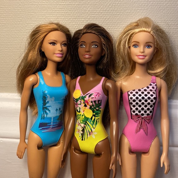 Beach Barbie in Yellow - Picture 6 of 6